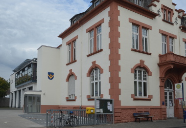 Neuer Aufzug am Schiersteiner Rathaus Neuer Aufzug am Schiersteiner Rathaus