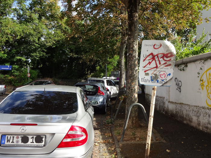 Fast unlesbares Schild „Bahnanlage“ Fast unlesbares Schild „Bahnanlage“