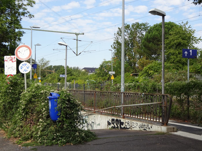 Zugang von der Alfred-Schumann-Straße mit Halteverbot und fehlenden blauen Hinweisschildern Zugang von der Alfred-Schumann-Straße mit Halteverbot und fehlenden blauen Hinweisschildern