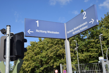Fahrtrichtungsschilder an der Freudenbergstraße Fahrtrichtungsschilder an der Freudenbergstraße
