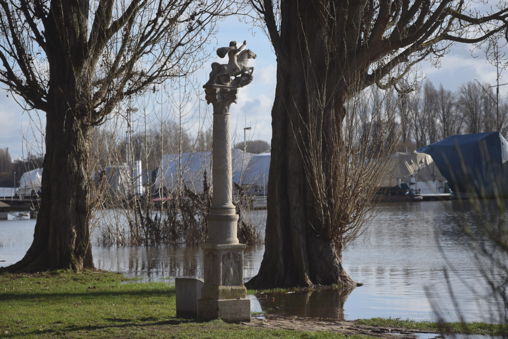Jupitergigantensäule bei Hochwasser Jupitergigantensäule bei Hochwasser