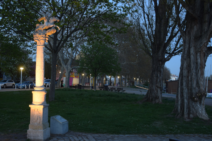 Testweise beleuchtete Jupiter-Gigantensäule in der Wilhelm-Loos-Anlage Testweise beleuchtete Jupiter-Gigantensäule in der Wilhelm-Loos-Anlage