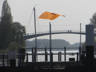 Segel von Malte Schweiger auf der Kunstmole Segel von Malte Schweiger auf der Kunstmole