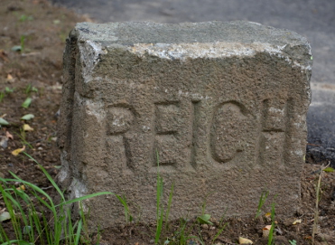 Alter Markierungsstein an der Söhnleinstraße Markierungsstein im August 2014