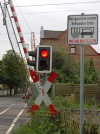 Neues Schild am Bahnübergang Freudenbergstraße Neues Schild am Bahnübergang Freudenbergstraße