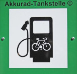 Hinweisschild Akkurad-Tankstelle Hinweisschild Akkurad-Tankstelle