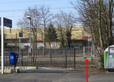 Lücke im Zaun zu den Gleisen Lücke im Zaun zu den Gleisen